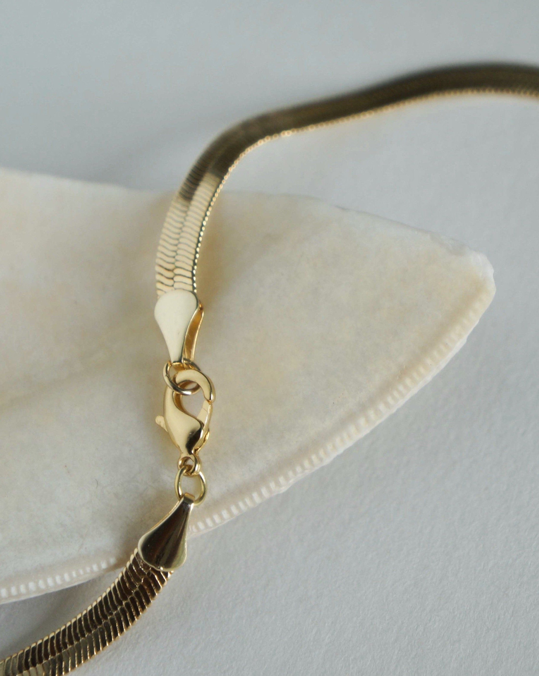 Sam Necklace by KOZAKH. A 16 inches long Herringbone chain necklace, crafted in 18K Gold bonded chain with anti-tarnish treatment, featuring a white tail coin Pearl.